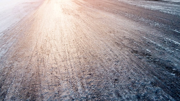 eisglatte Fahrbahn erleuchtet durch Scheinwerfer 
&copy; glatteis-teaser.