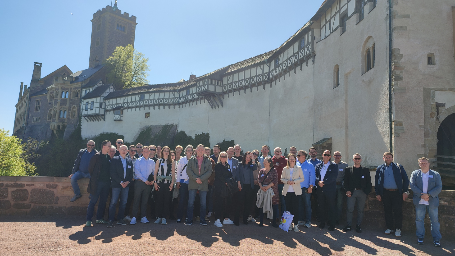 Gruppenfoto vor Wartburg 
&copy; Geschäftsstelle LAG WfbM Th.
